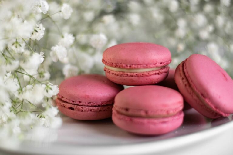 Offrir des macarons : une attention gourmande qui fait toujours plaisir